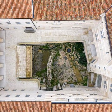 Ancien collège des Jésuites et ancien hôtel de Laval-Castellane, actuellement musée dart chrétien et Museon Arlaten