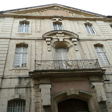 Ancien collège des Jésuites et ancien hôtel de Laval-Castellane, actuellement musée dart chrétien et Museon Arlaten