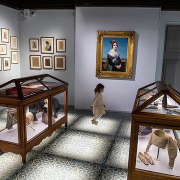 Ancien collège des Jésuites et ancien hôtel de Laval-Castellane, actuellement musée dart chrétien et Museon Arlaten