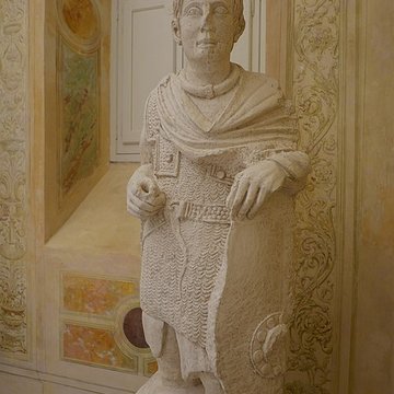 Ancien collège des Jésuites et ancien hôtel de Laval-Castellane, actuellement musée dart chrétien et Museon Arlaten