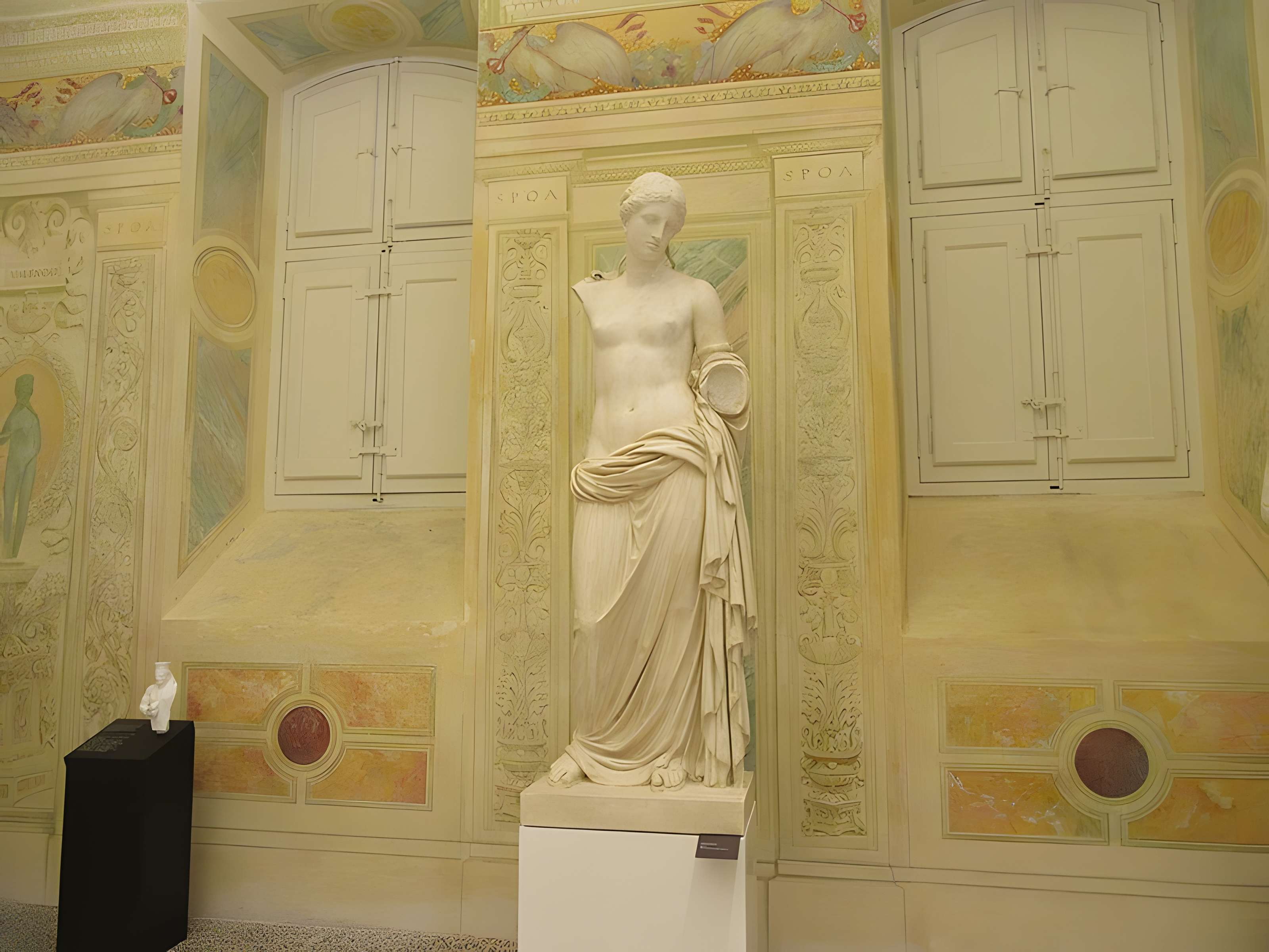 Ancien collège des Jésuites et ancien hôtel de Laval-Castellane, actuellement musée d'art chrétien et Museon Arlaten