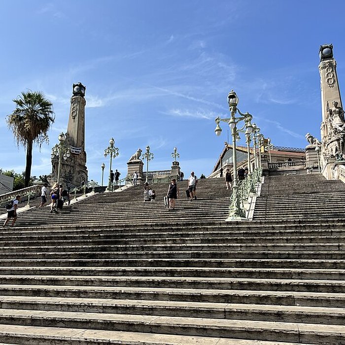 Photo de Escalier monumental daccès à la gare Saint-Charles