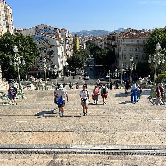Photo de Escalier monumental daccès à la gare Saint-Charles