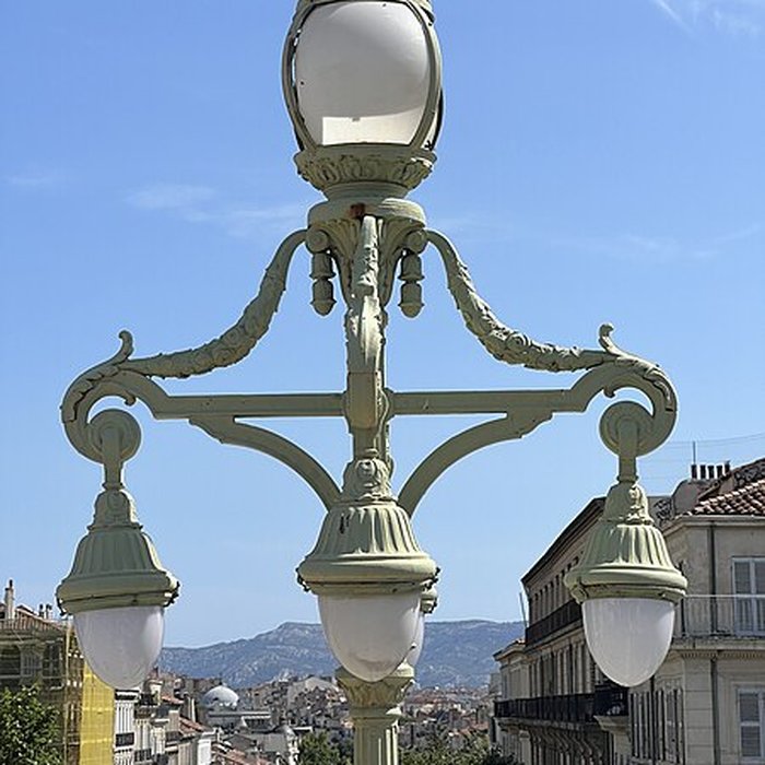 Photo de Escalier monumental daccès à la gare Saint-Charles
