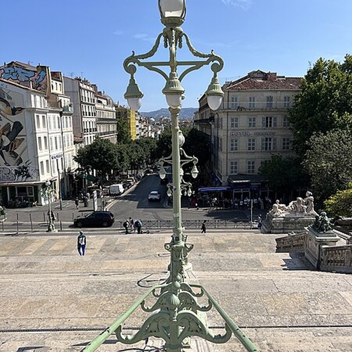 Photo de Escalier monumental daccès à la gare Saint-Charles
