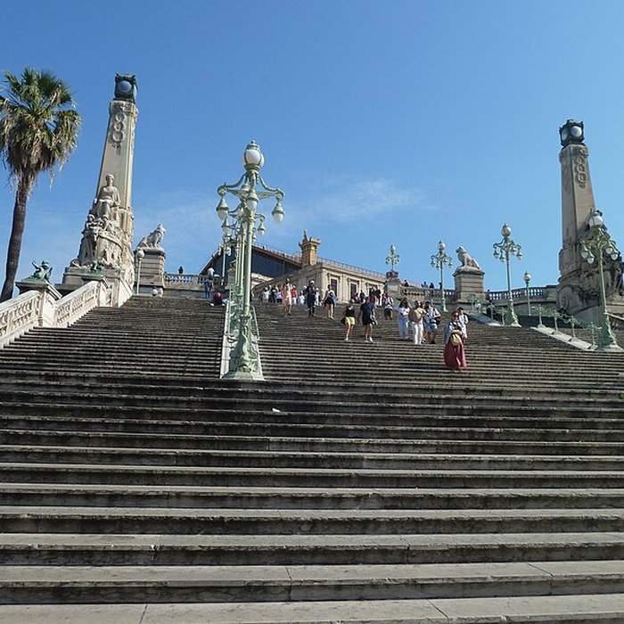 Photo de Escalier monumental daccès à la gare Saint-Charles