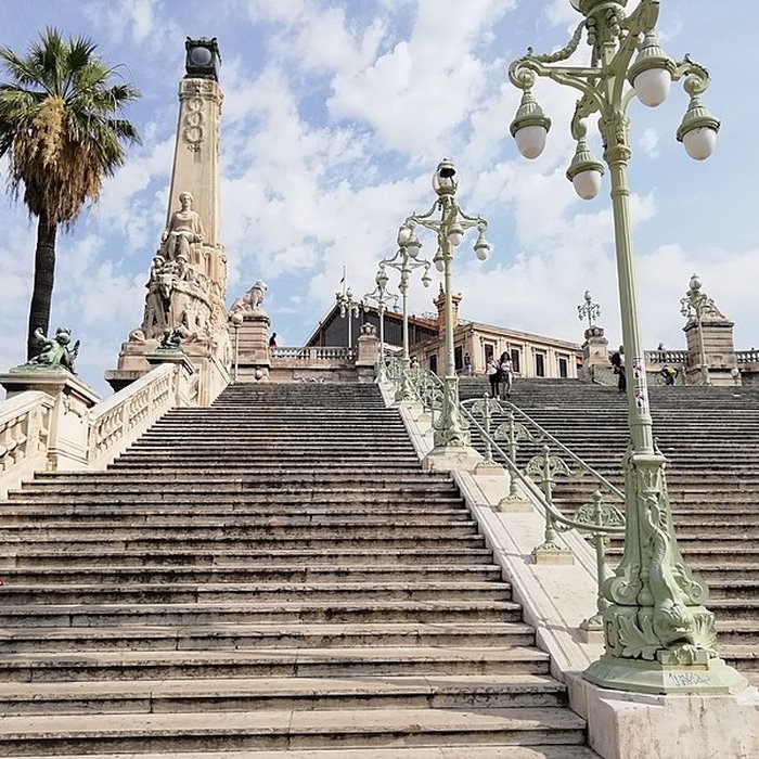 Photo de Escalier monumental daccès à la gare Saint-Charles