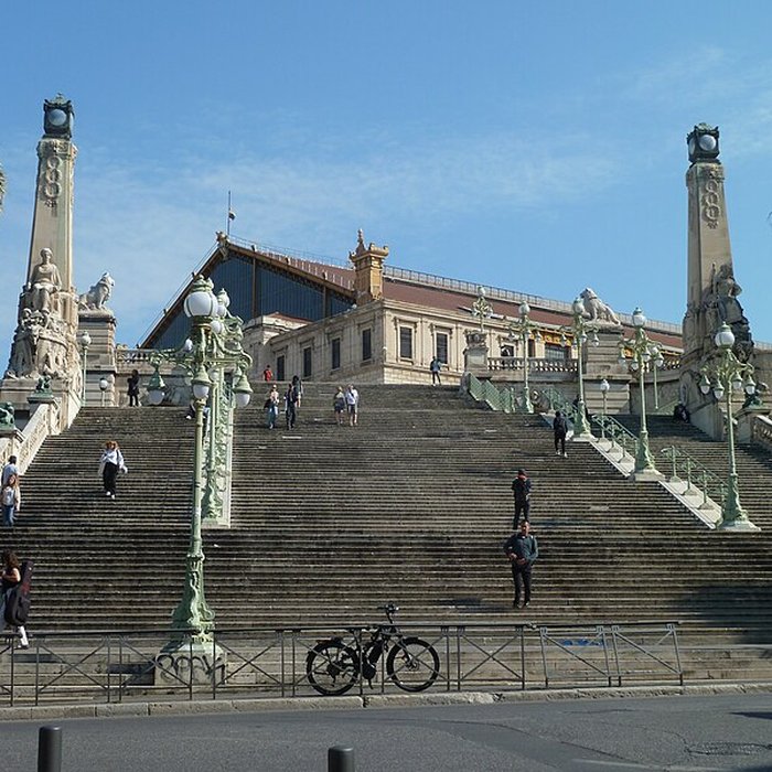 Photo de Escalier monumental daccès à la gare Saint-Charles