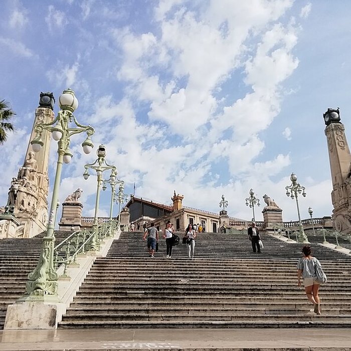 Photo de Escalier monumental daccès à la gare Saint-Charles