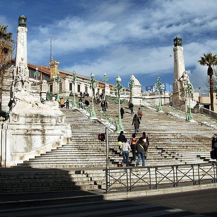 Photo de Escalier monumental daccès à la gare Saint-Charles