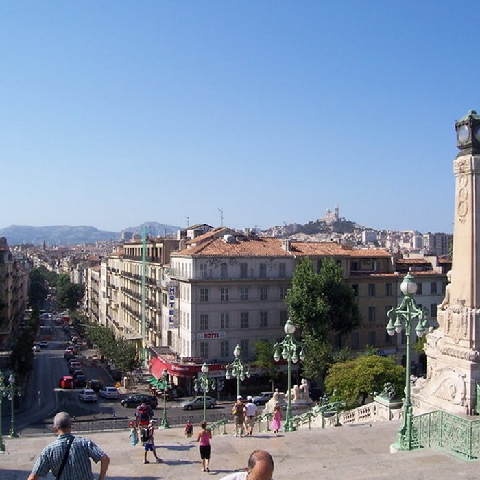 Photo de Escalier monumental daccès à la gare Saint-Charles