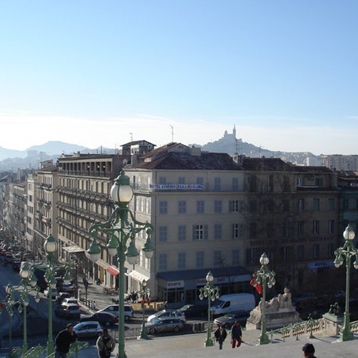 Photo de Escalier monumental daccès à la gare Saint-Charles