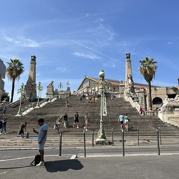 Escalier monumental daccès à la gare Saint-Charles