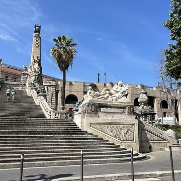Escalier monumental daccès à la gare Saint-Charles