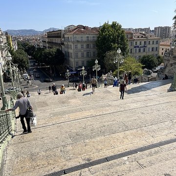 Escalier monumental daccès à la gare Saint-Charles