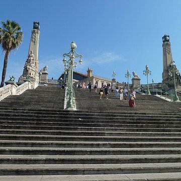Escalier monumental daccès à la gare Saint-Charles