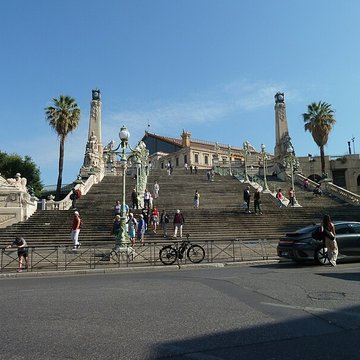 Escalier monumental daccès à la gare Saint-Charles