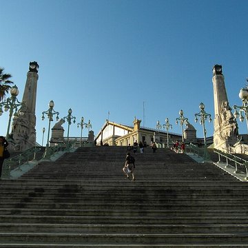 Escalier monumental daccès à la gare Saint-Charles