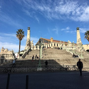 Escalier monumental daccès à la gare Saint-Charles