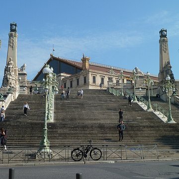 Escalier monumental daccès à la gare Saint-Charles