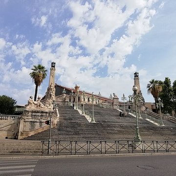 Escalier monumental daccès à la gare Saint-Charles