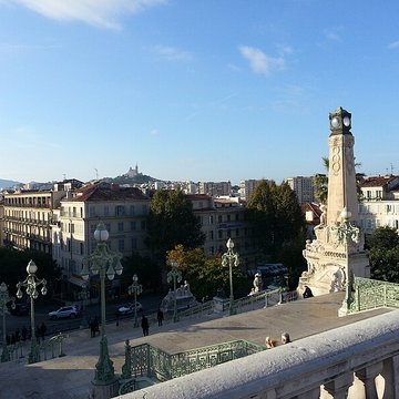 Escalier monumental daccès à la gare Saint-Charles