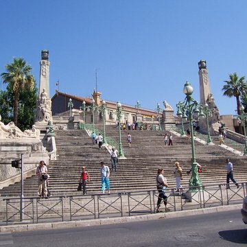 Escalier monumental daccès à la gare Saint-Charles