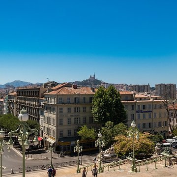 Escalier monumental daccès à la gare Saint-Charles