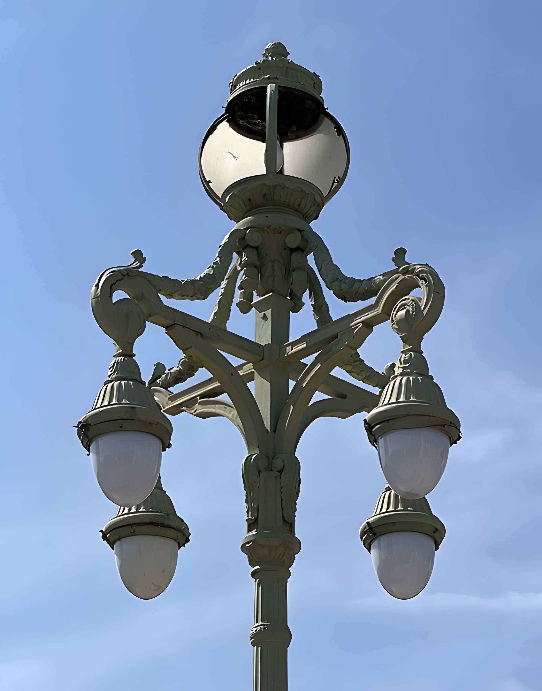 Escalier monumental d'accès à la gare Saint-Charles