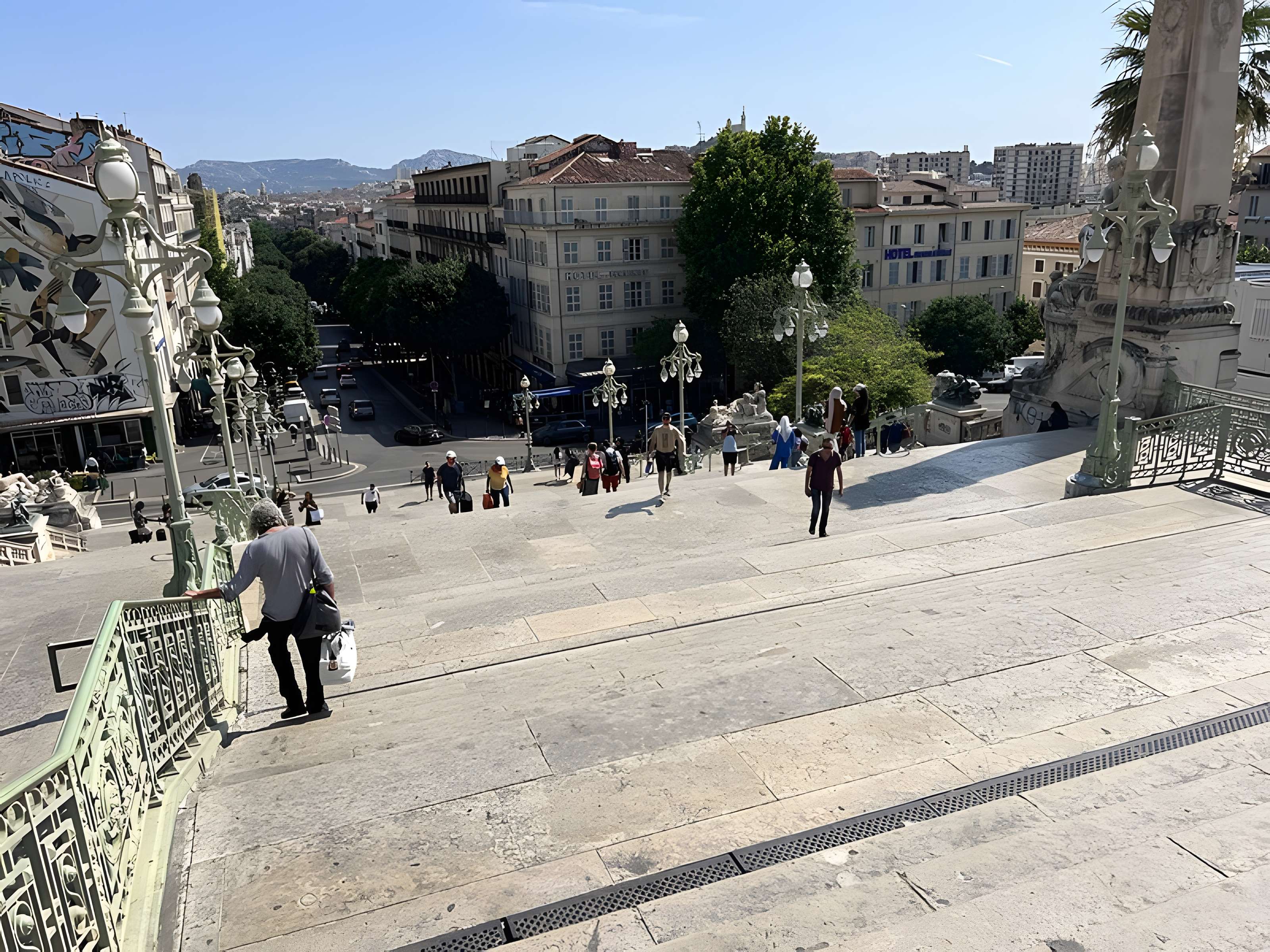 Escalier monumental d'accès à la gare Saint-Charles