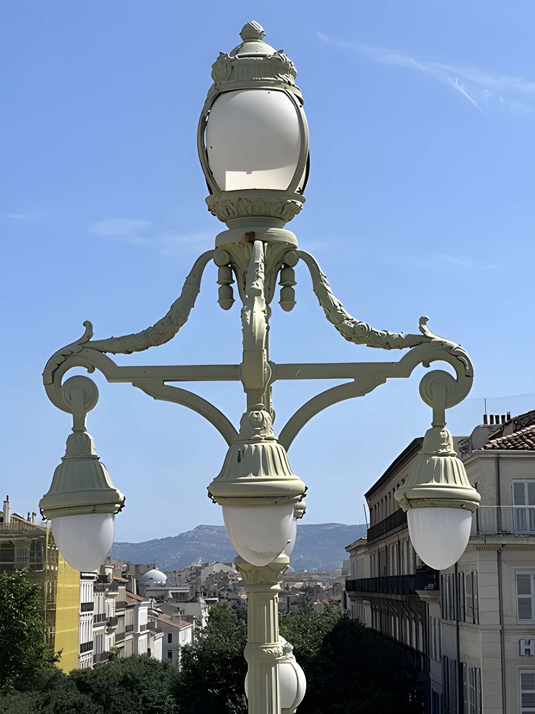 Escalier monumental d'accès à la gare Saint-Charles