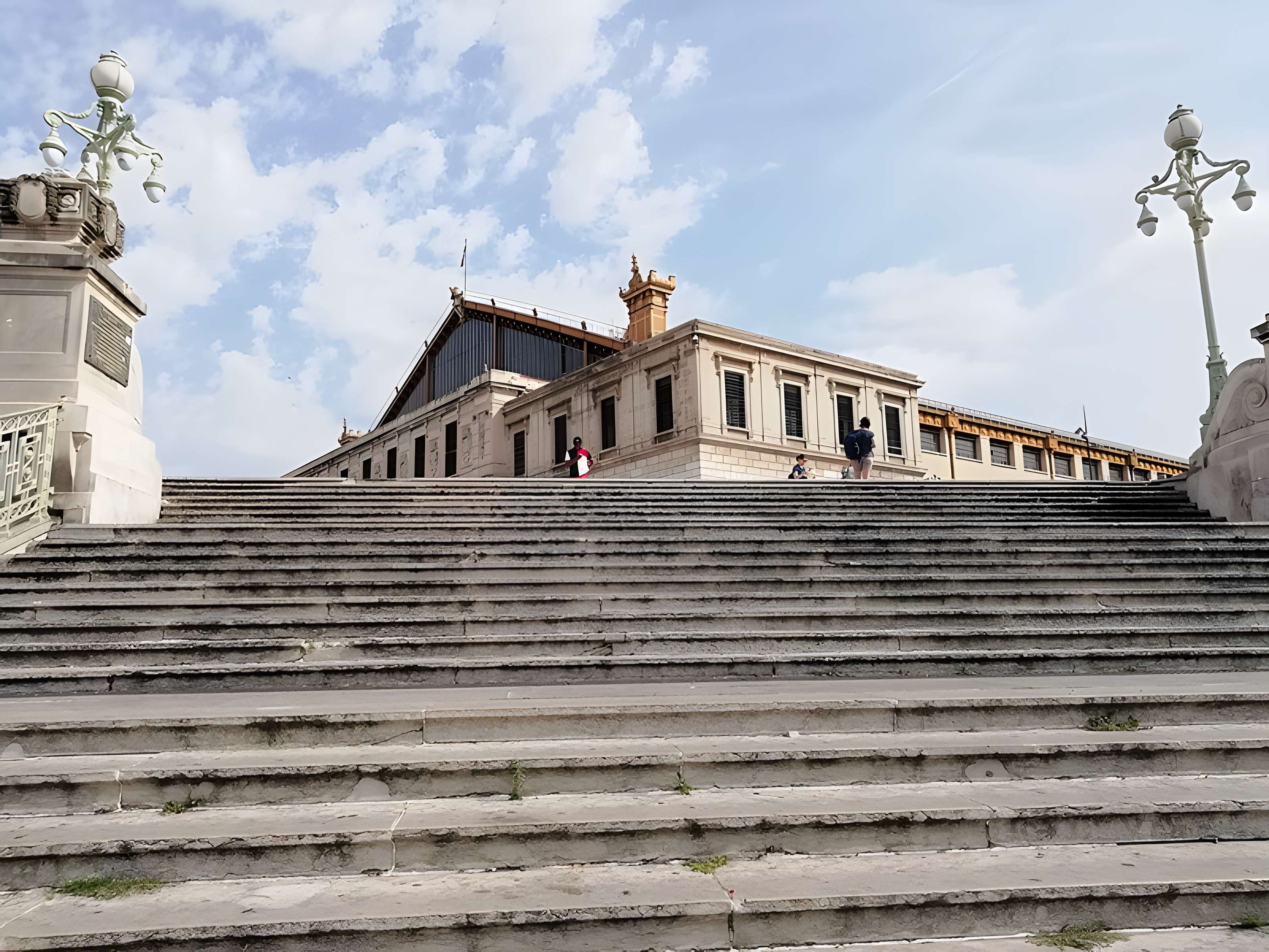 Escalier monumental d'accès à la gare Saint-Charles