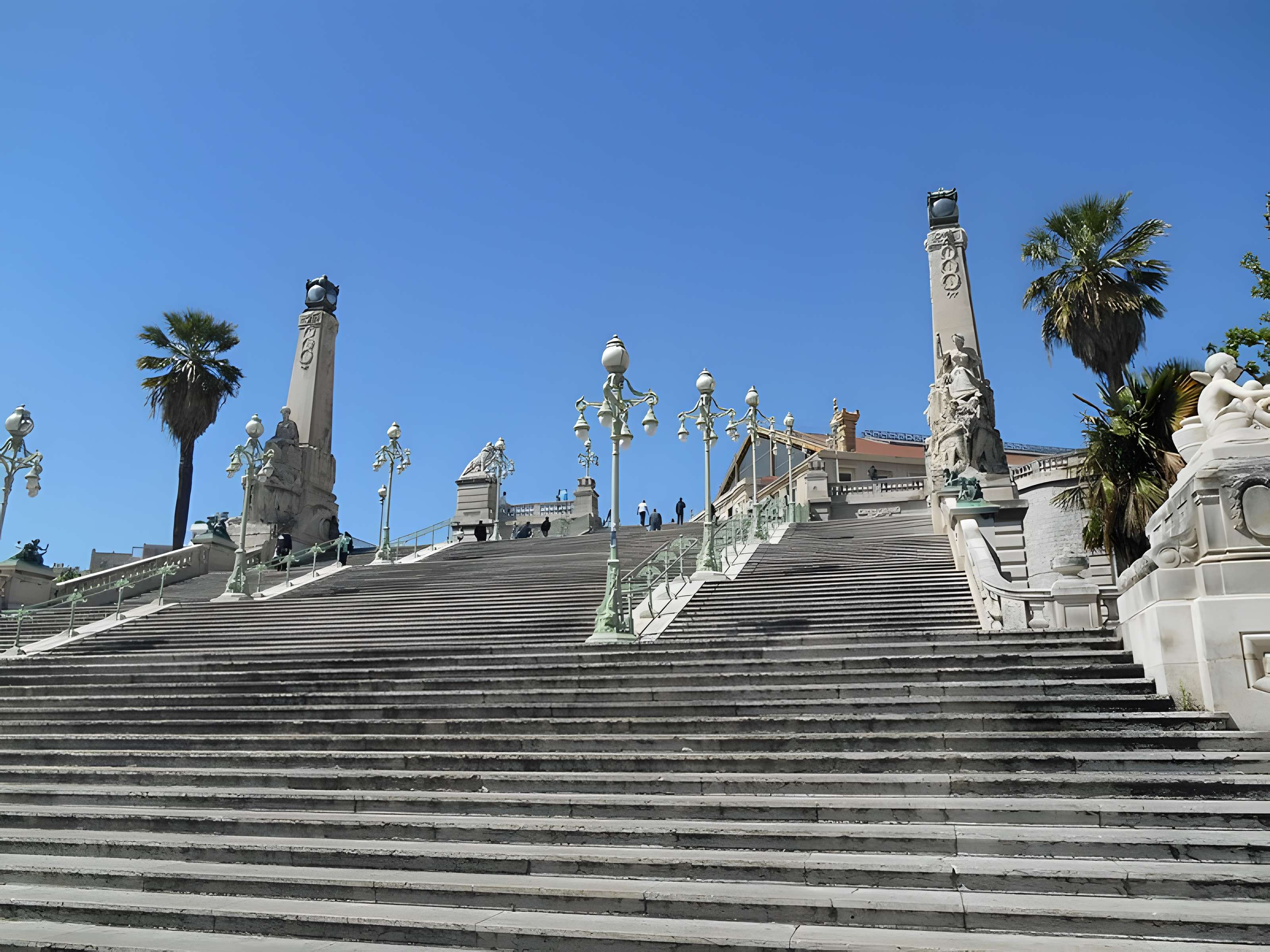 Escalier monumental d'accès à la gare Saint-Charles