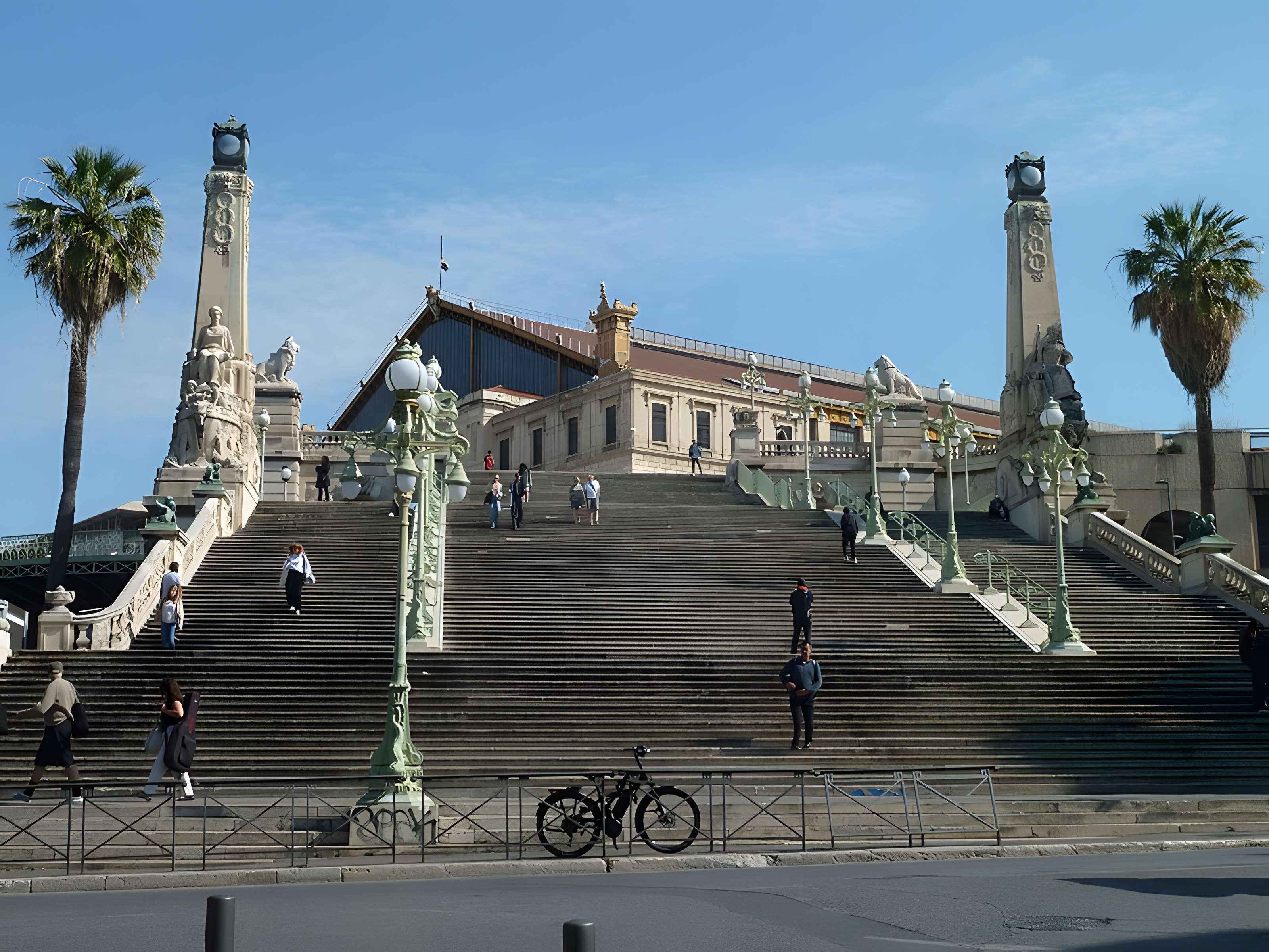 Escalier monumental d'accès à la gare Saint-Charles
