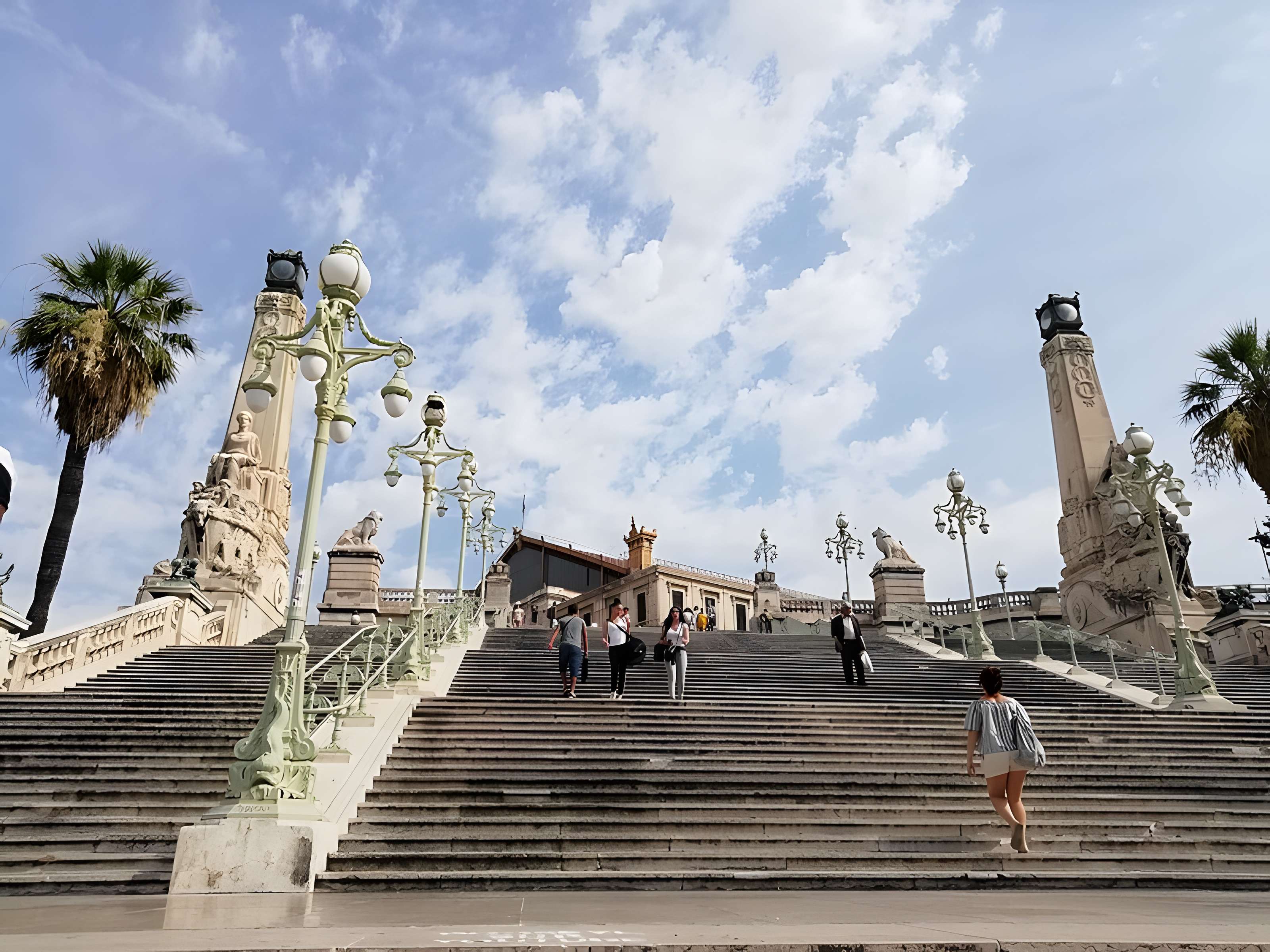 Escalier monumental d'accès à la gare Saint-Charles