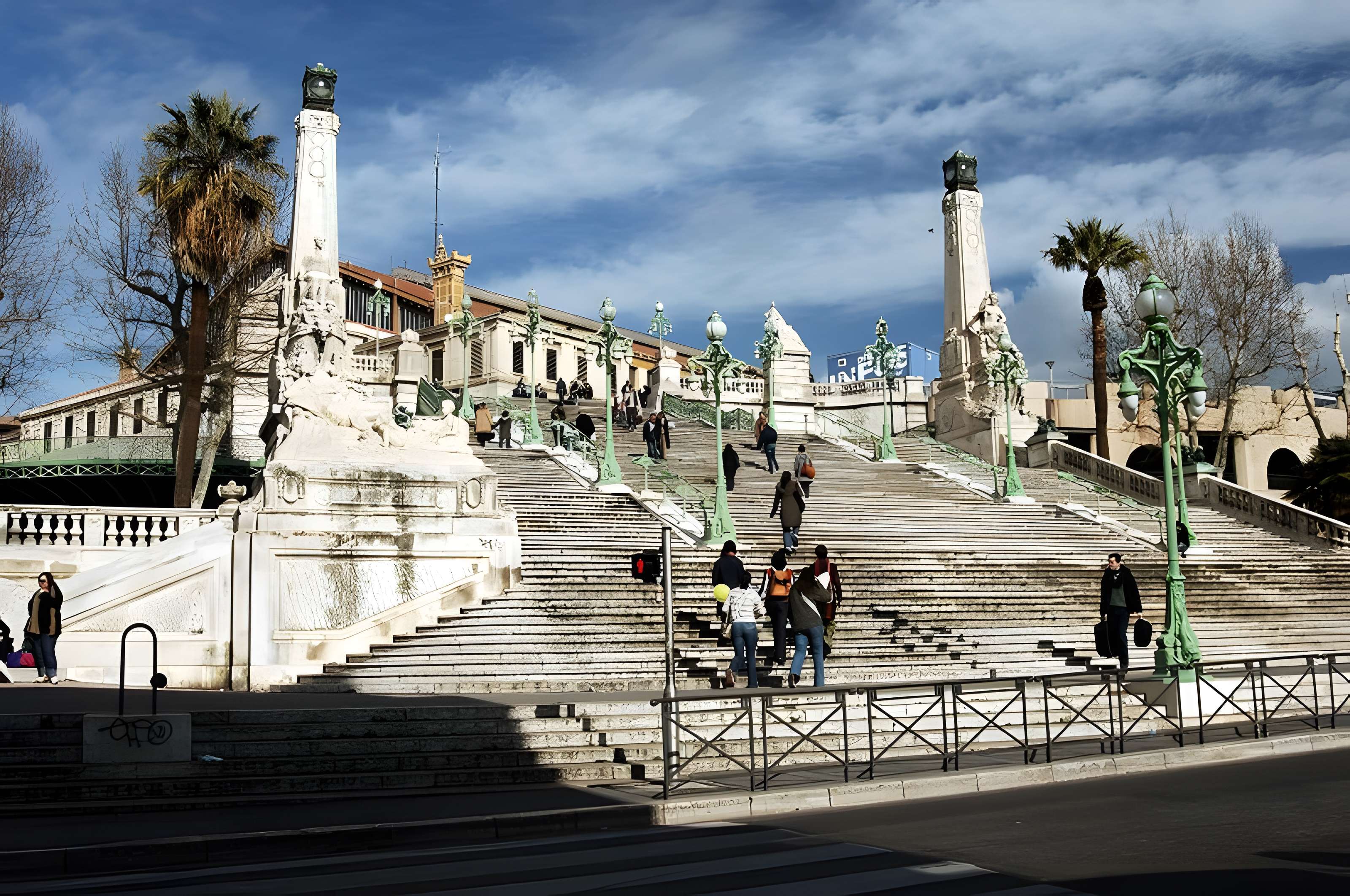 Escalier monumental d'accès à la gare Saint-Charles