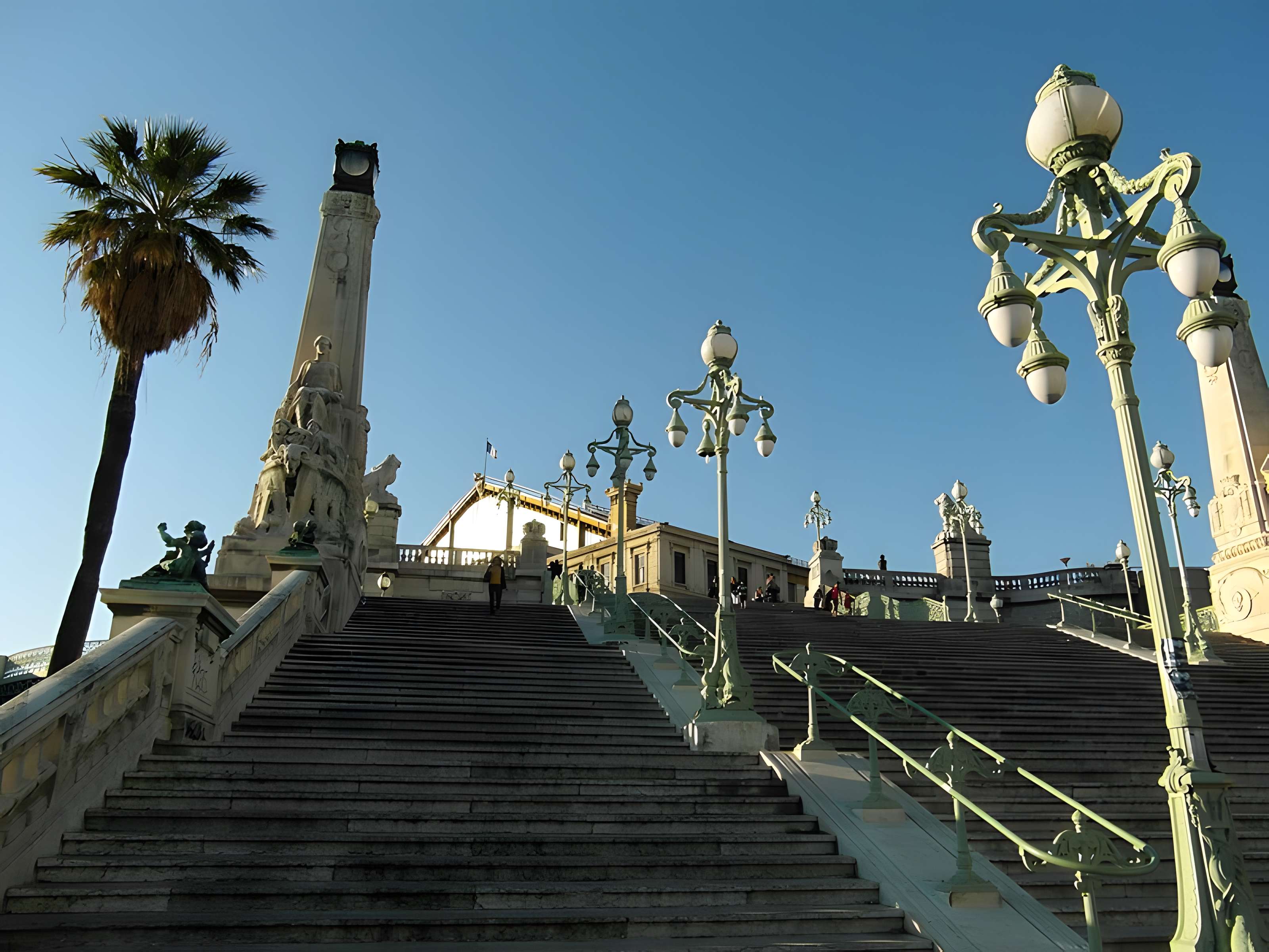 Escalier monumental d'accès à la gare Saint-Charles