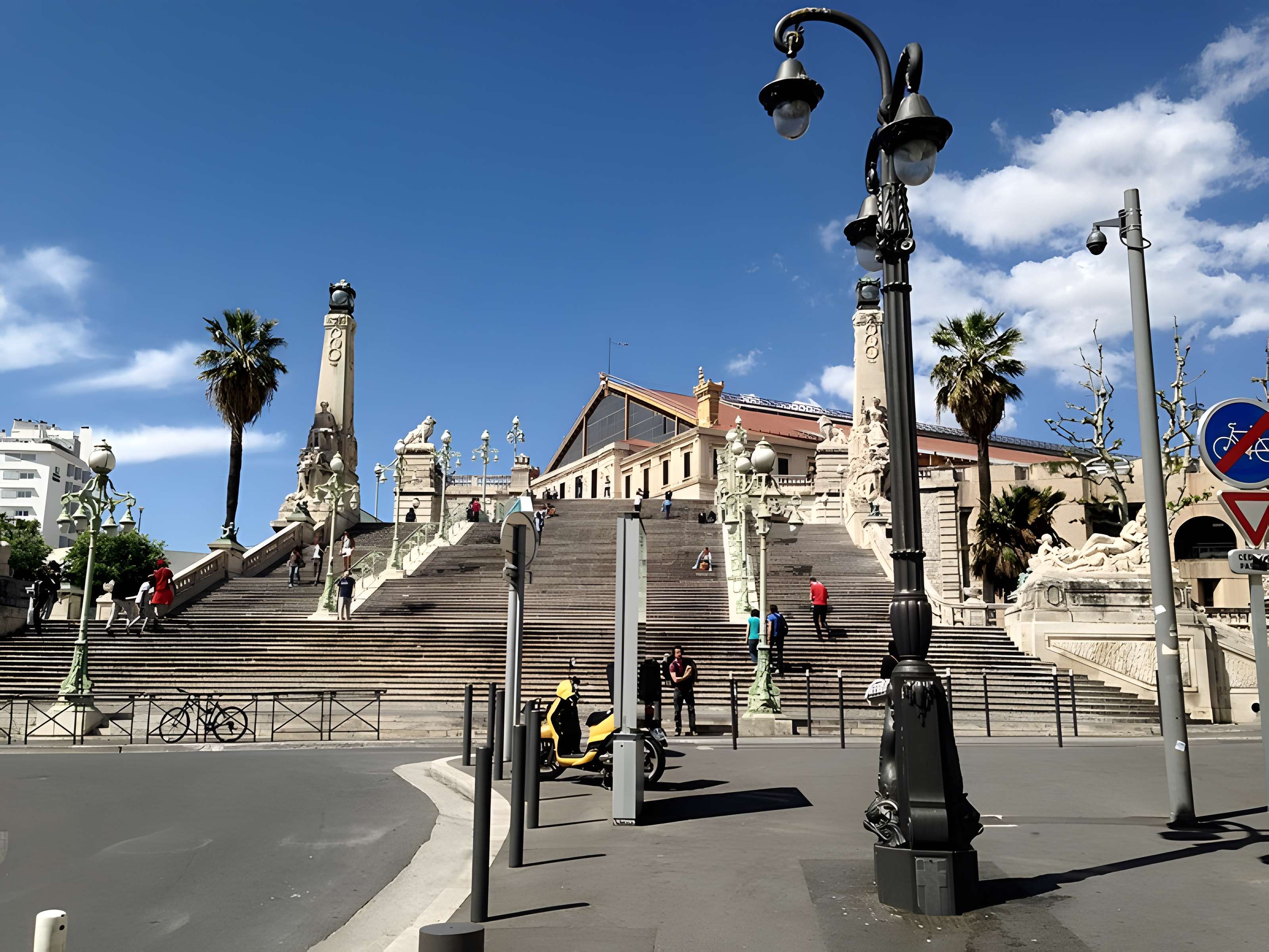 Escalier monumental d'accès à la gare Saint-Charles
