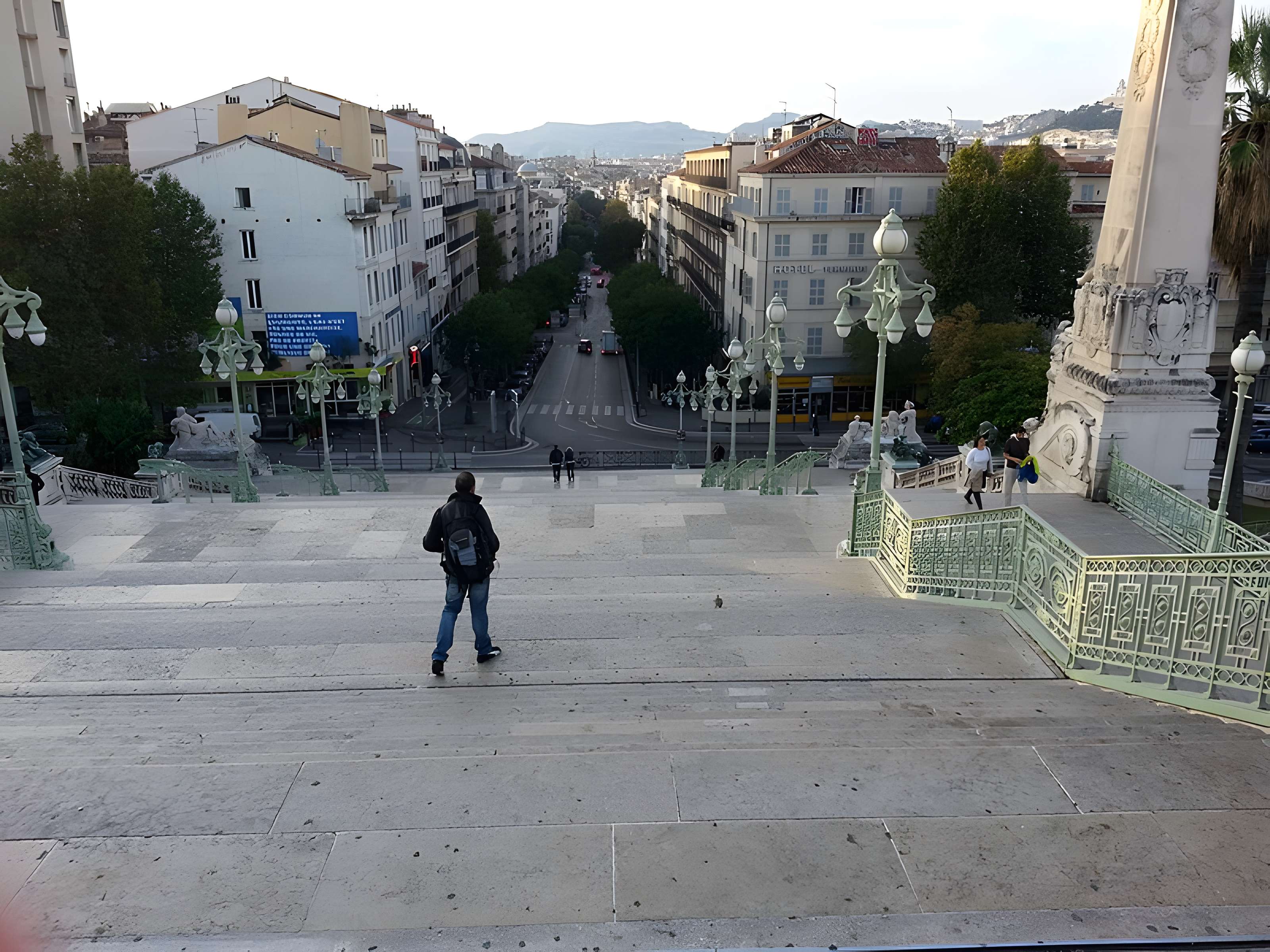 Escalier monumental d'accès à la gare Saint-Charles