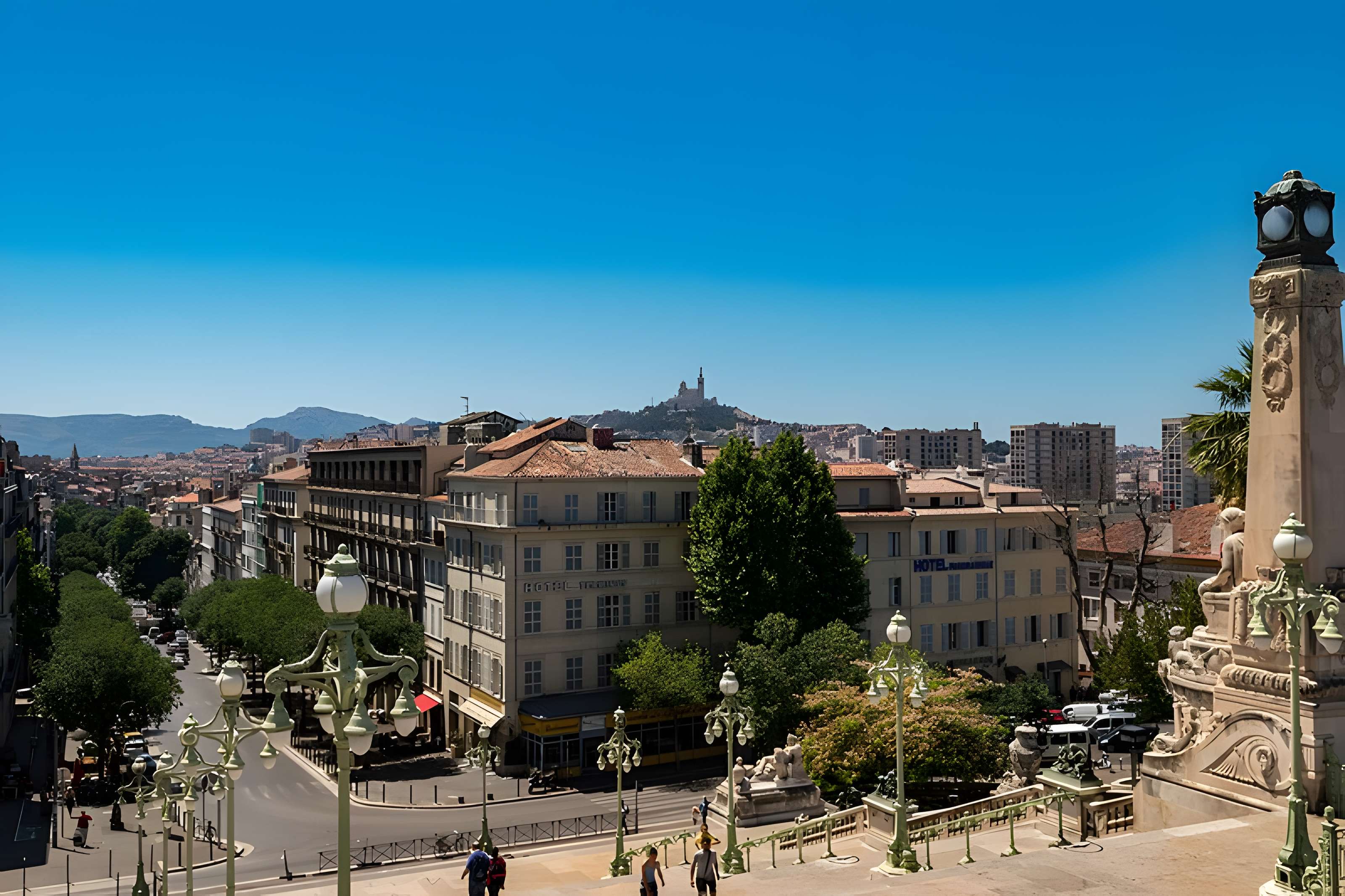 Escalier monumental d'accès à la gare Saint-Charles