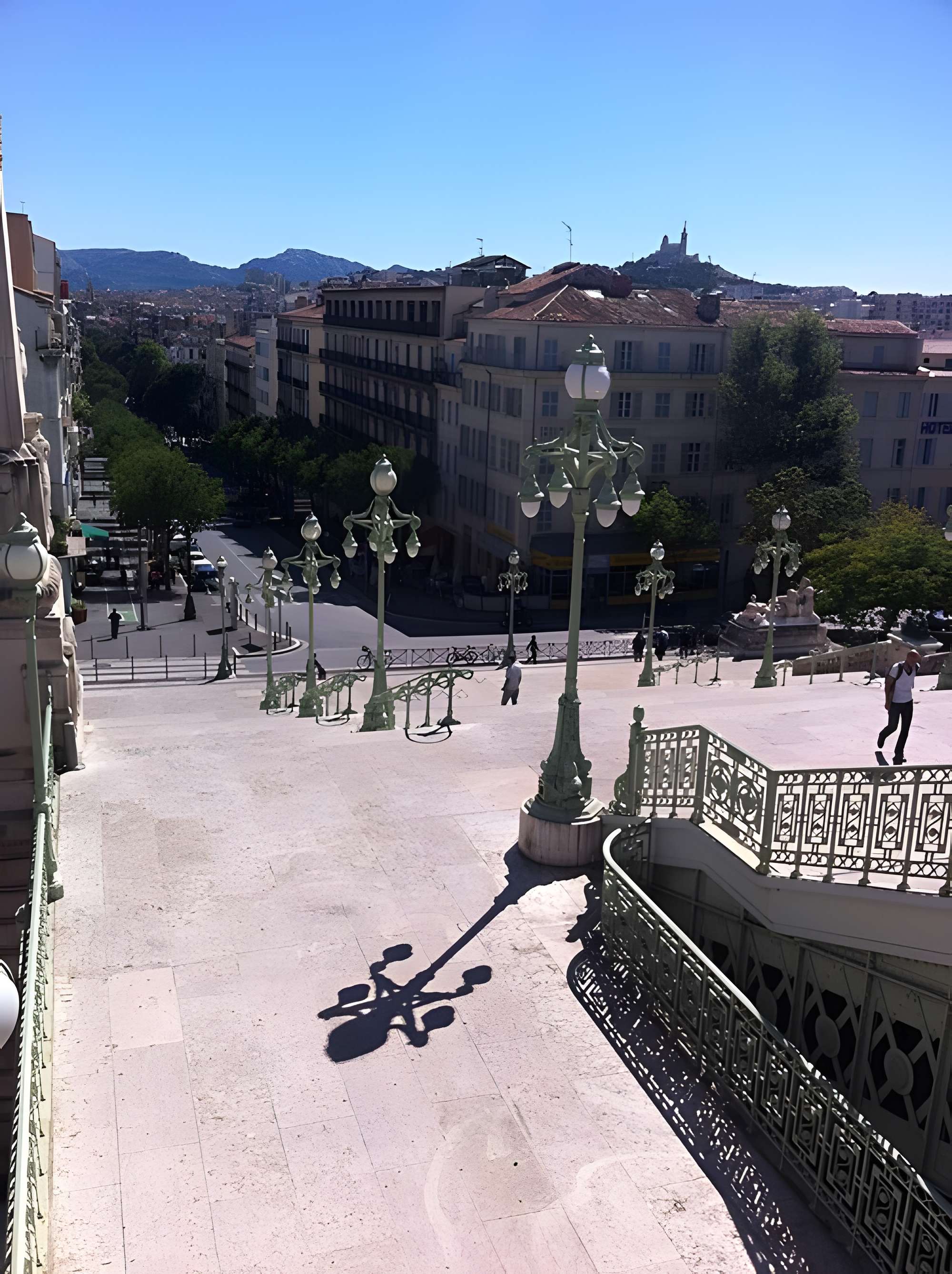 Escalier monumental d'accès à la gare Saint-Charles