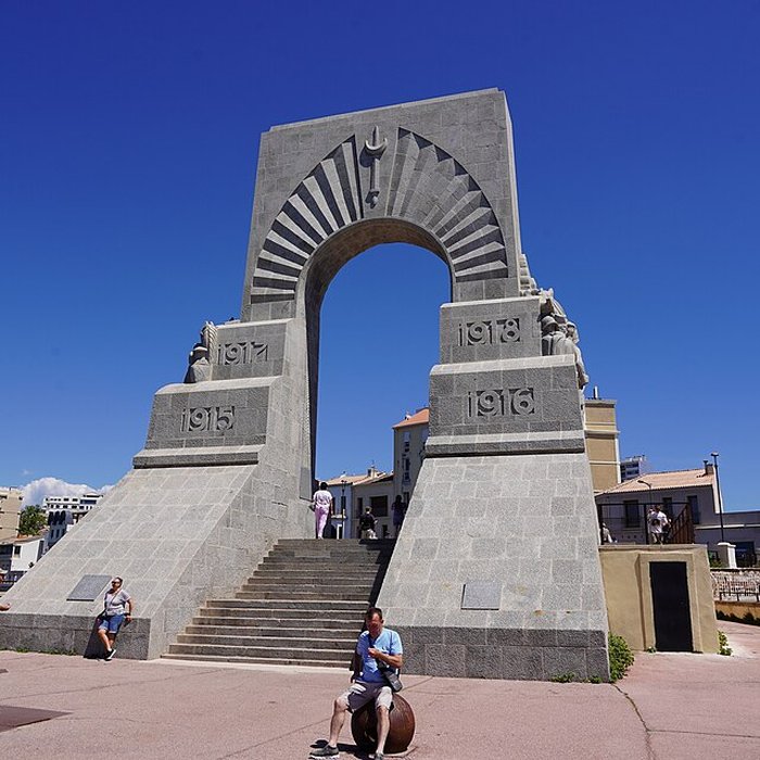 Photo de Monument aux héros de larmée dOrient et des terres lointaines, square Lieutenant-Danjaume