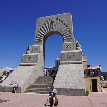 Monument aux héros de larmée dOrient et des terres lointaines, square Lieutenant-Danjaume