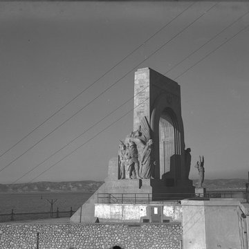 Monument aux héros de larmée dOrient et des terres lointaines, square Lieutenant-Danjaume
