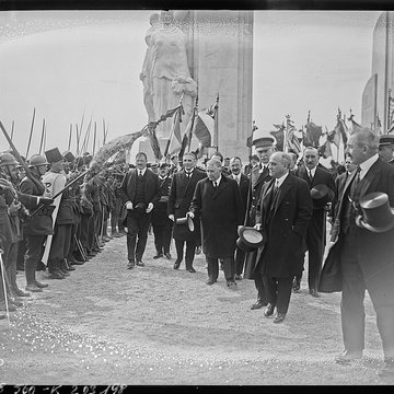 Monument aux héros de larmée dOrient et des terres lointaines, square Lieutenant-Danjaume