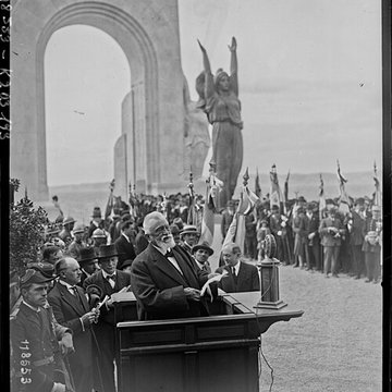 Monument aux héros de larmée dOrient et des terres lointaines, square Lieutenant-Danjaume