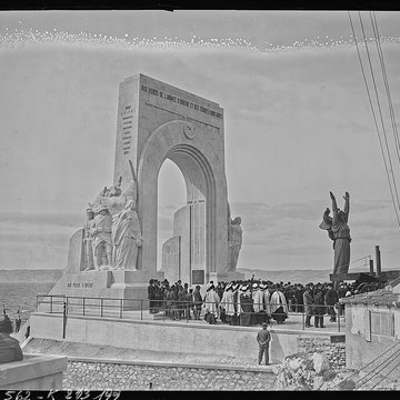 Monument aux héros de larmée dOrient et des terres lointaines, square Lieutenant-Danjaume