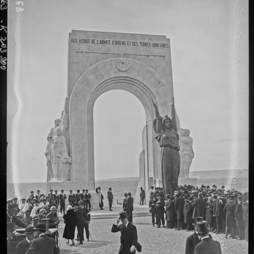 Monument aux héros de larmée dOrient et des terres lointaines, square Lieutenant-Danjaume
