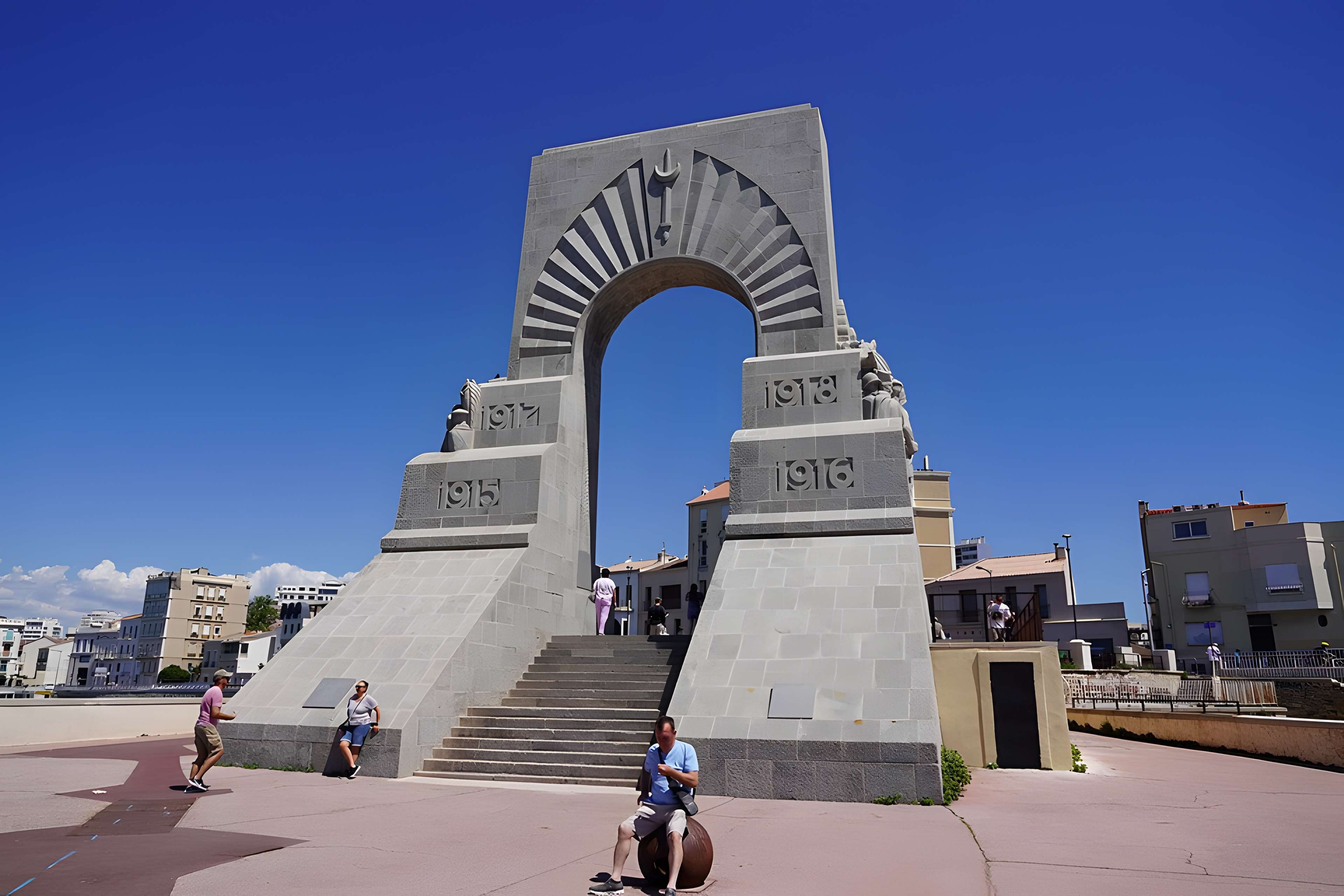 Monument aux héros de l'armée d'Orient et des terres lointaines, square Lieutenant-Danjaume