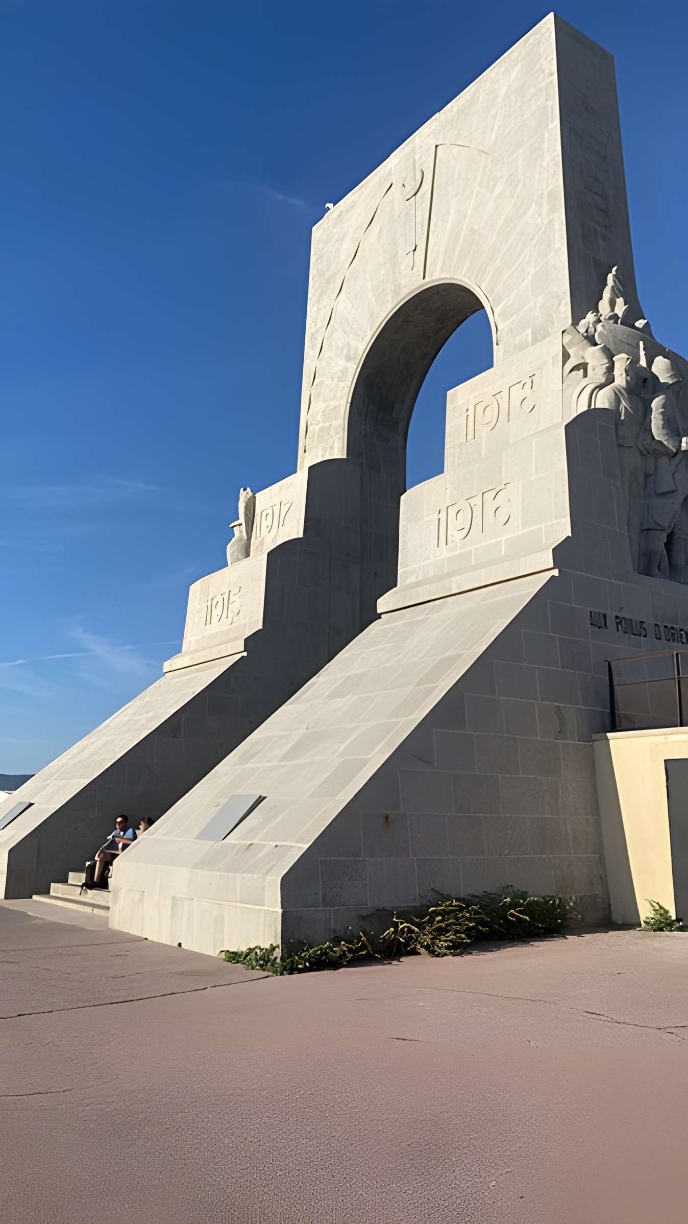Monument aux héros de l'armée d'Orient et des terres lointaines, square Lieutenant-Danjaume